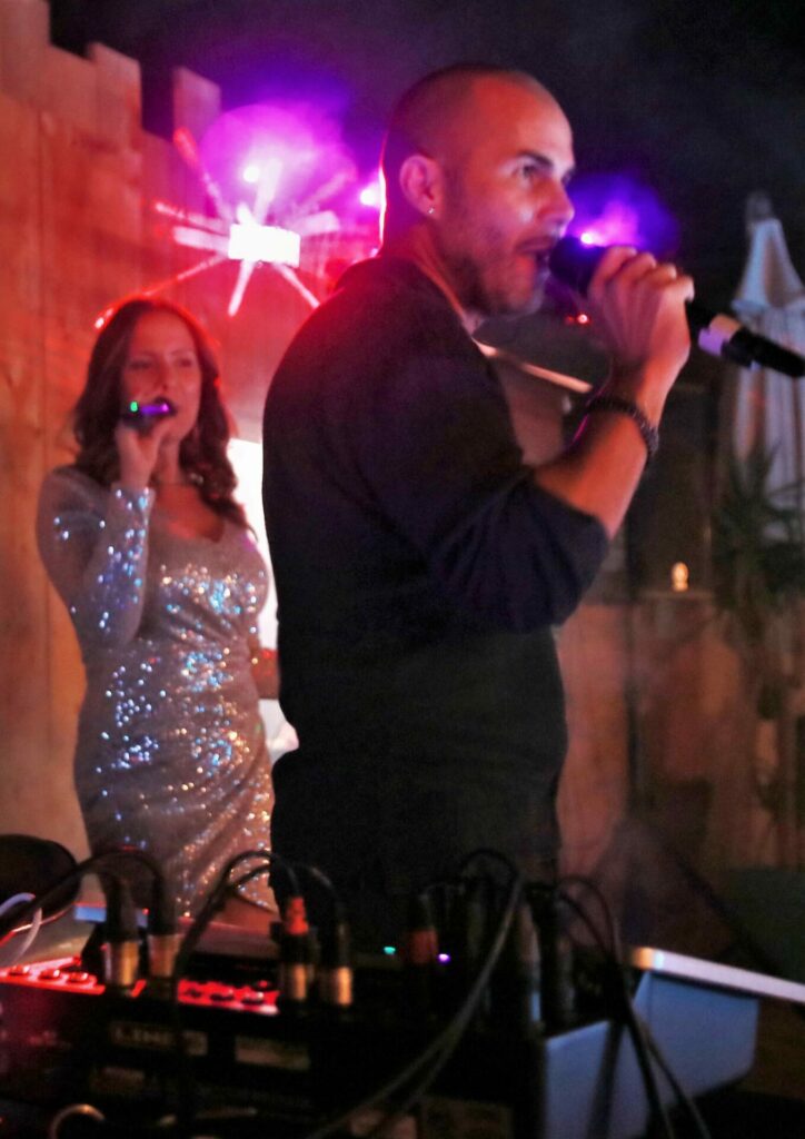 noche de baile en el bar del cantante de farolillos