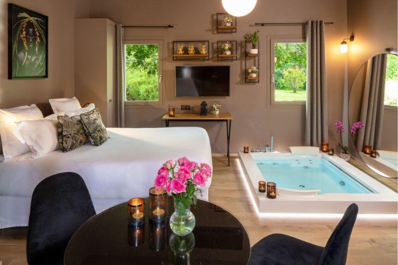 chambre d'hotel avec jacuzzy