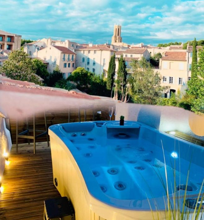 jacuzzi privatif sur une terrasse